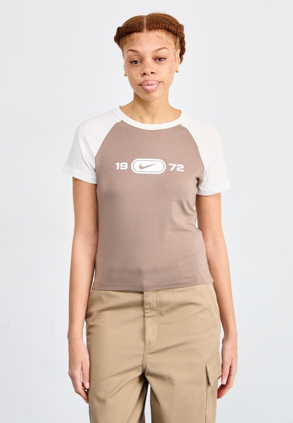 Nike Sportswear TEE - Print T-shirt - sail/mink brown
