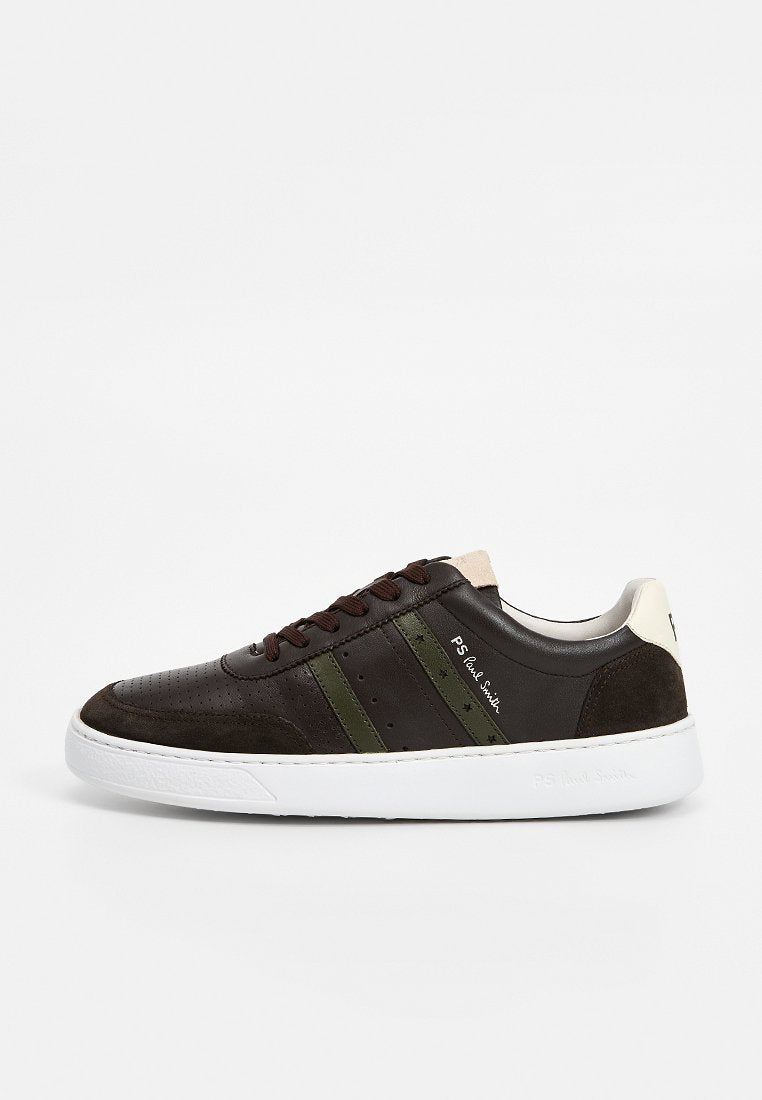 Dunkelbrauner Ledersneaker mit grünen Streifen, strukturierten Wildlederakzenten, weißer Sohle und cremefarbenem Fersenlasche. Dezente Markenkennzeichnung vorhanden.