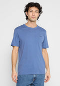 Baumwoll-T-Shirt in Blau mit Rundhalsausschnitt und kurzen Ärmeln. Mit einem kleinen schwarzen Logo auf der Brust. Glatte Textur, normale Passform.