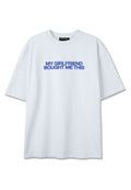 Weißes T-Shirt mit kurzen Ärmeln und blauem Text zentriert auf der Brust, der in fetten Großbuchstaben "MEINE FREUNDIN HAT MIR DAS GEKAUFT" lautet.