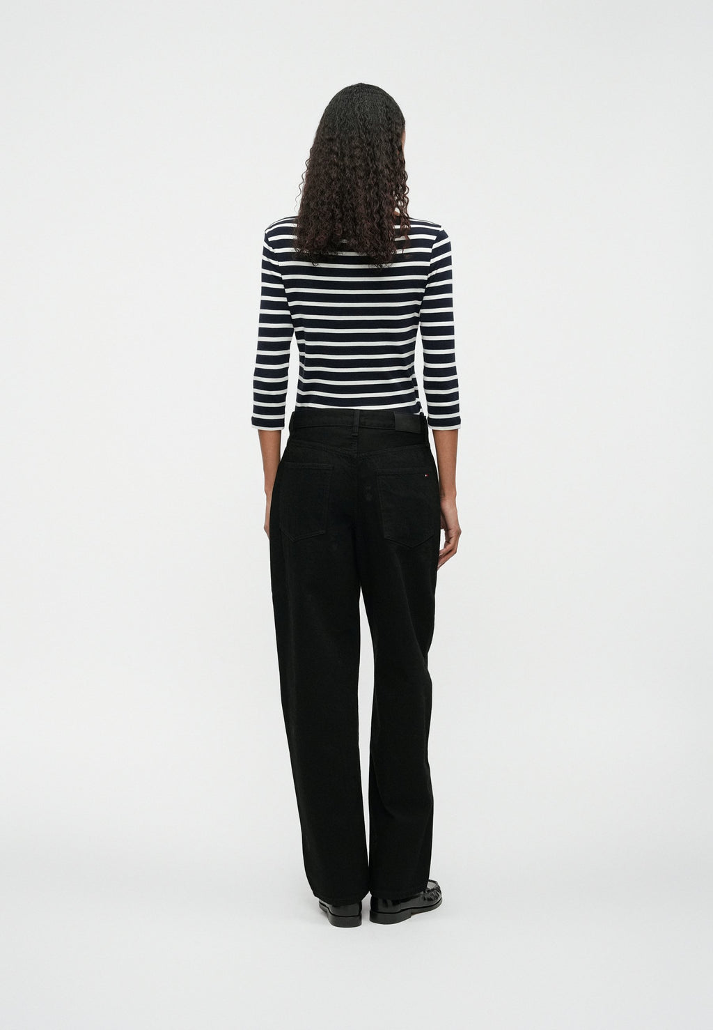 MID RISE BARREL LEG BLACK JEANS Media 4