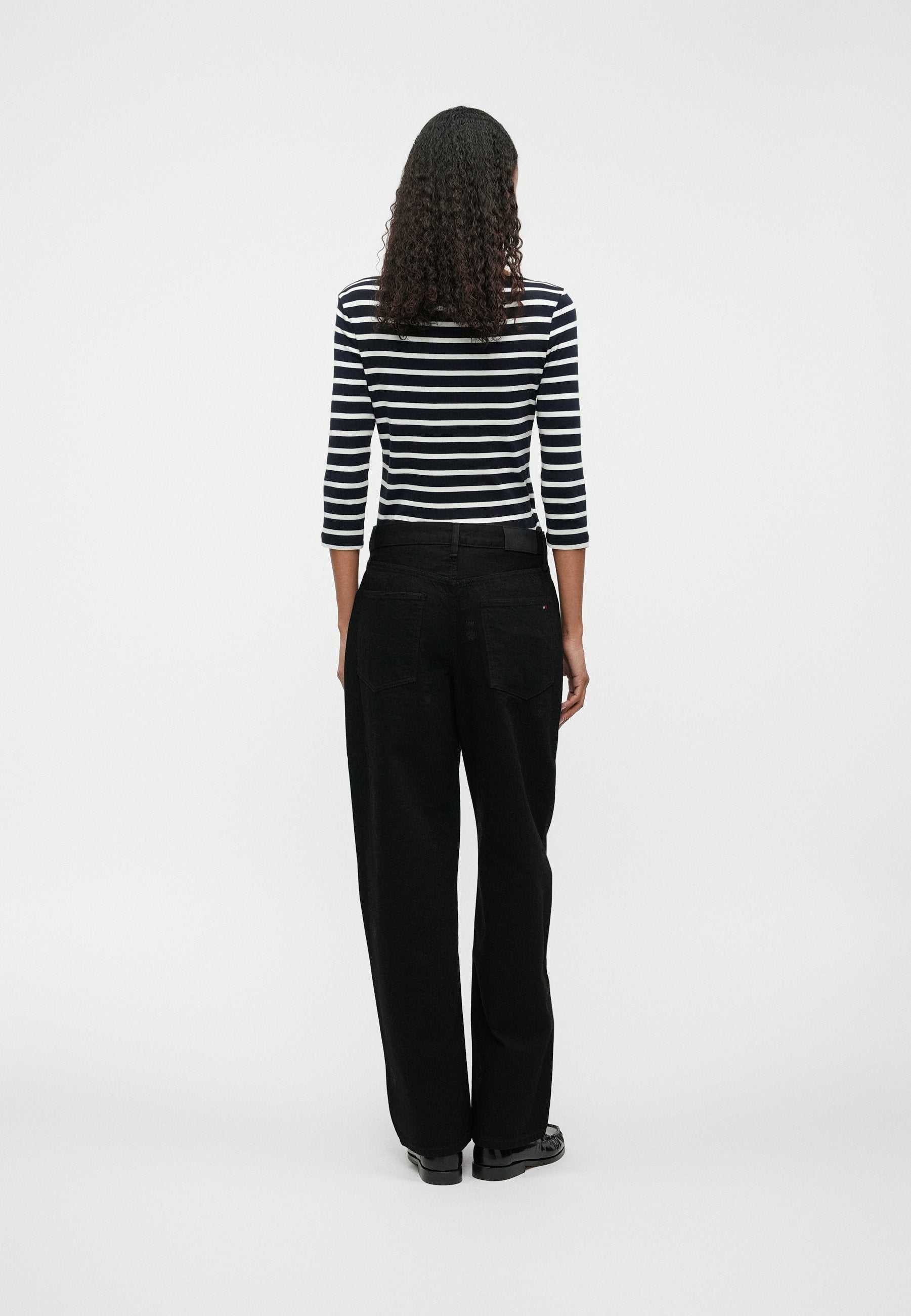 MID RISE BARREL LEG BLACK JEANS Media 4