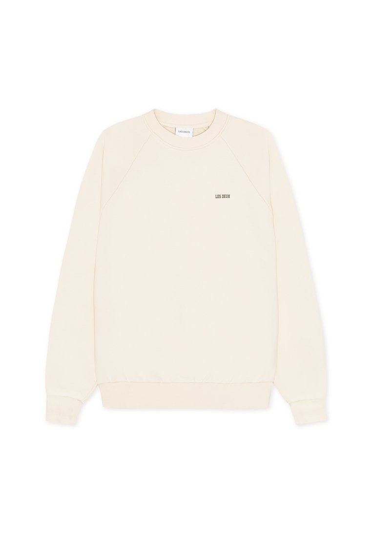 Hellcremefarbener Langarm-Pullover mit Rundhalsausschnitt, kleinem schwarzem "LES DEUX"-Logo auf der linken Brust sowie gerippten Bündchen und Saum.