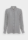 Schwarz-weiße Karobluse mit langen Ärmeln, klassischem Kragen und lässiger Passform; mit dunklen Knöpfen und strukturiertem Stoff.