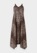 Kleid mit Leopardenmuster in lockerem, fließendem Design. Spaghettiträger, V-Ausschnitt und asymmetrischer Saum. Farbpalette umfasst Brauntöne und Schwarz.