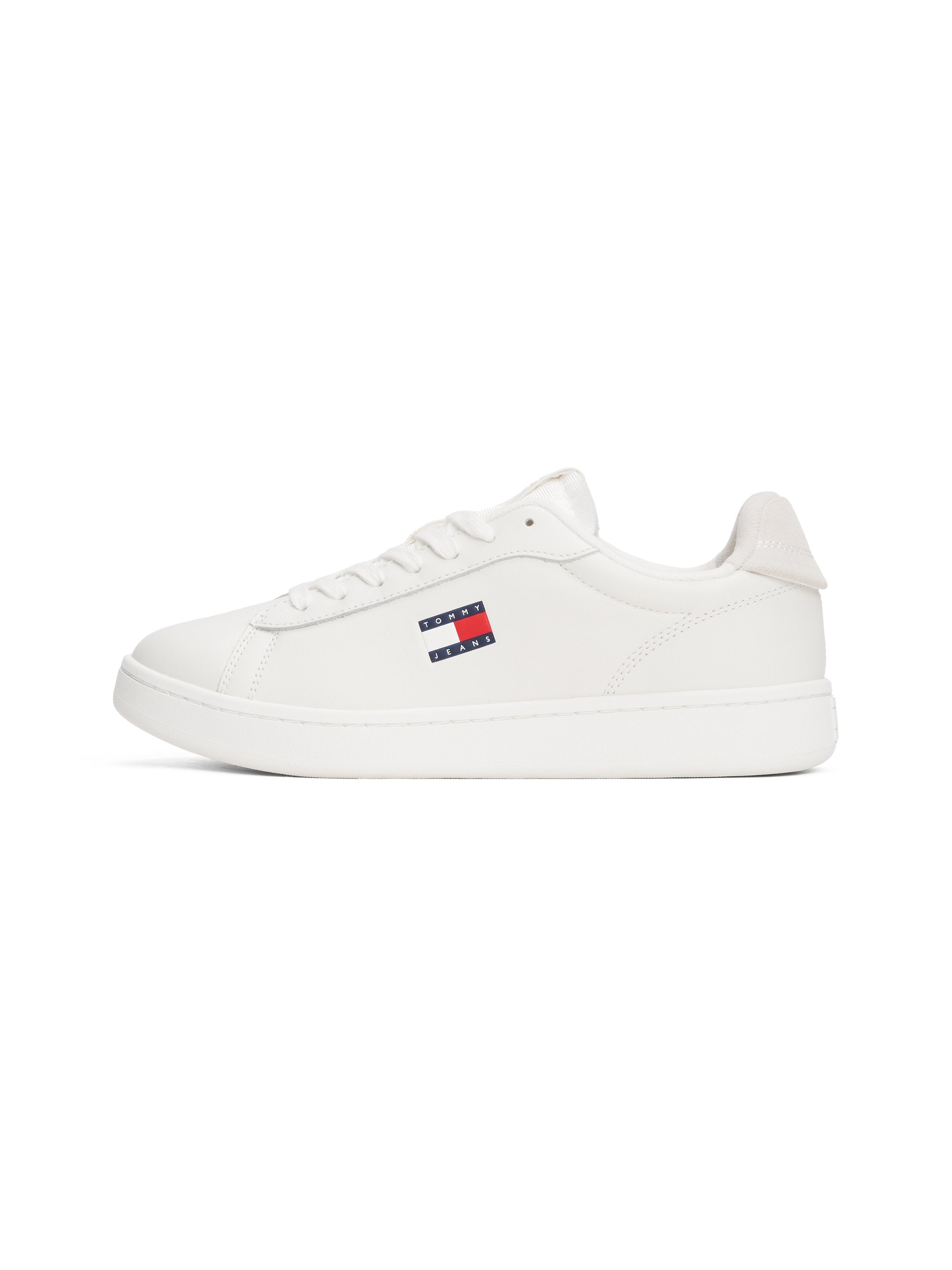 Weiße Ledersneaker mit glatter Oberfläche, flacher Gummisohle und einem kleinen Logo-Patch mit roten und blauen Streifen an der Seite.