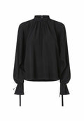 Schwarze Bluse mit langen, puffigen Ärmeln, hohem Ausschnitt und Raffung. Mit Bindebandverschlüssen an den Ärmeln und einem diskreten Reißverschluss auf der Rückseite. Weicher Stoff.
