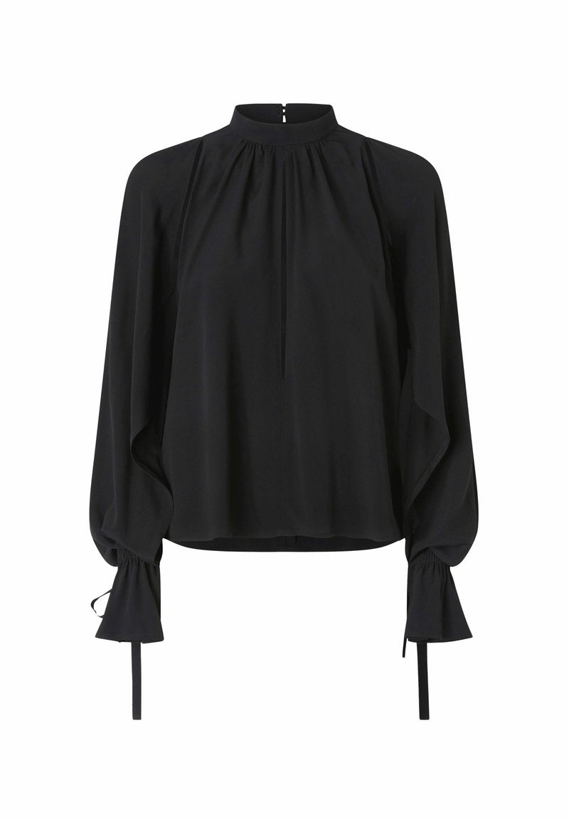 Schwarze Bluse mit langen, puffigen Ärmeln, hohem Ausschnitt und Raffung. Mit Bindebandverschlüssen an den Ärmeln und einem diskreten Reißverschluss auf der Rückseite. Weicher Stoff.