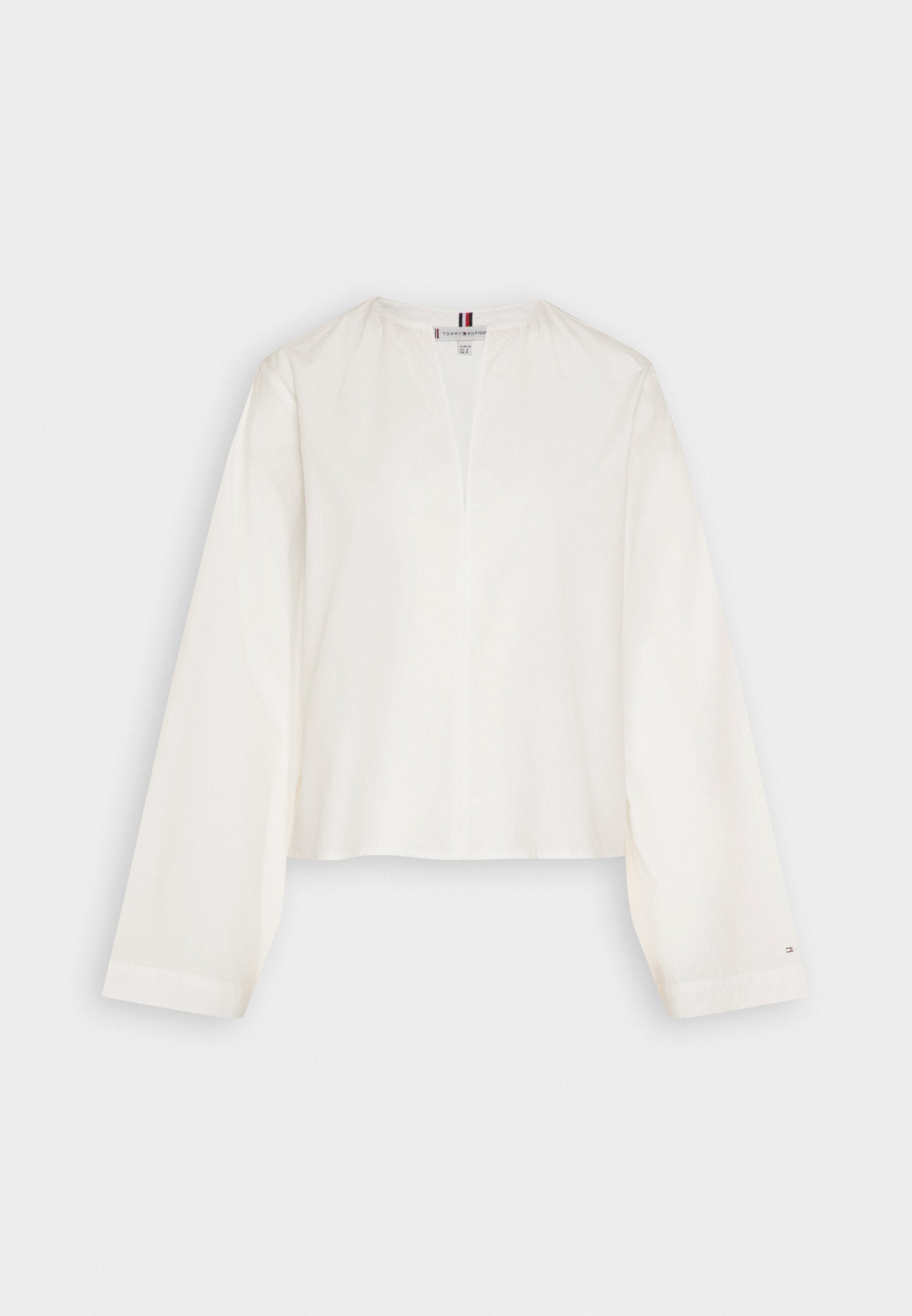 SOLID V NECK Media 1