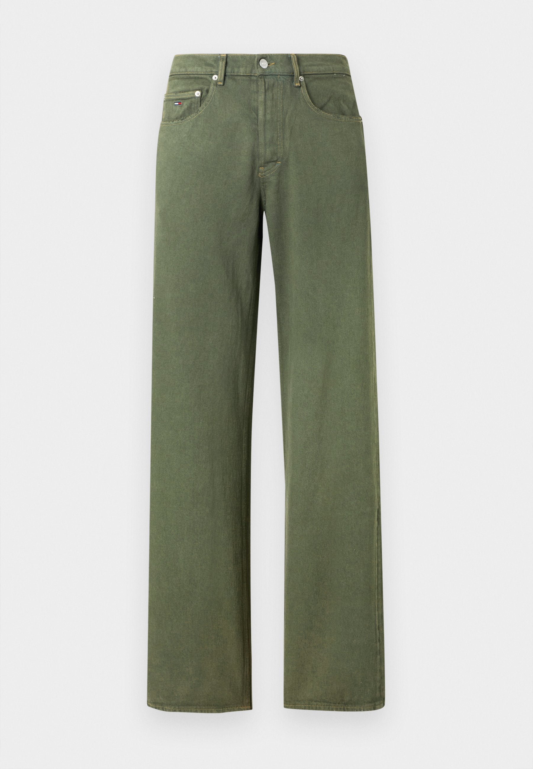 Olivgrüne Jeans mit weitem Bein aus Baumwolle und glatter Textur. Verfügt über fünf Taschen und einen Metallknopfverschluss.