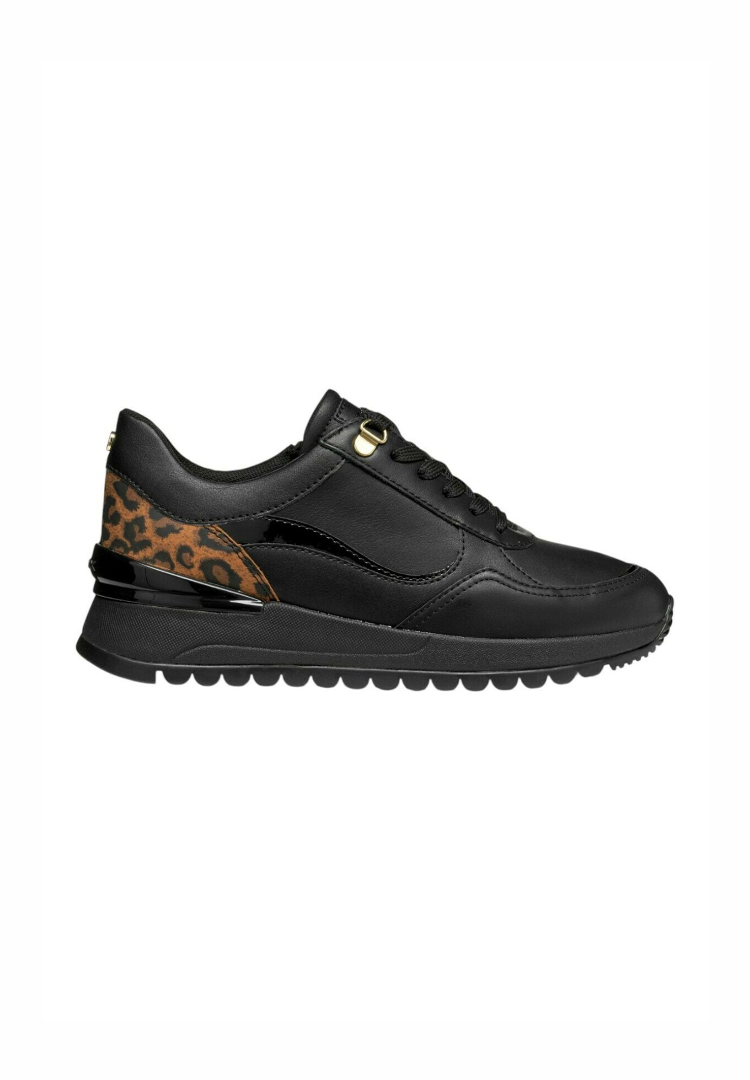 Schwarze synthetische Sneakers mit einem schlanken Design, ausgestattet mit einem Leopardenmusterakzent und glänzendem schwarzen Zubehör an der Ferse. Strukturierte Sohle.