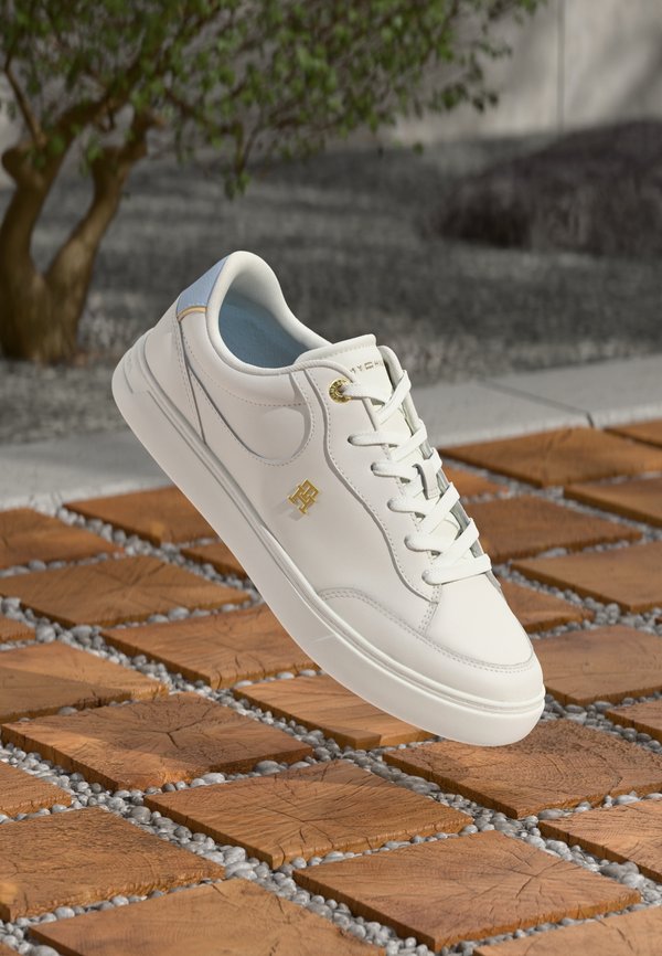 Tommy Hilfiger TH MONOGRAM LEATHER COURT TRAINERS - Trainers - white