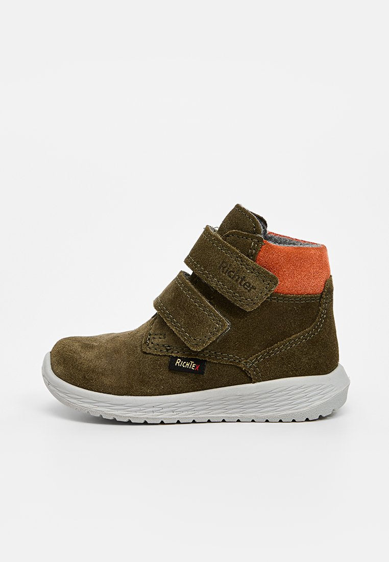 Grüne Wildleder-Ankle-Boots mit zwei Klettverschlüssen, orangen Akzenten am Schaft und einer weißen Gummisohle. Strukturiert Oberfläche und Logo-Detail sichtbar.