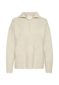 Beige Pullover mit einem Reißverschlusskragen, der mit Rautenmuster und texturalen Variationen verziert ist. Hergestellt aus weichem Strickstoff mit gerippten Säumen.