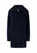 Marineblauer Strickpullover mit hohem geripptem Kragen und einem halben Reißverschluss, der über strukturiertes Detail auf der Vorderseite sowie gerippte Bündchen und Saum verfügt.