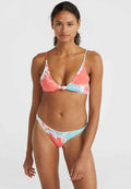 Bikini-Set mit einem Batikmuster in Korallen- und Hellblau-Tönen. Das Oberteil hat ein V-Design, und der Slip ist im Low-Rise-Bikini-Schnitt.