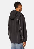 Schwarze Kapuzenjacke mit weißen Paspeldetails, leichtes Material, lässiger Schnitt, lange Ärmel und gerader Saum, kombiniert mit blauen Jeans.