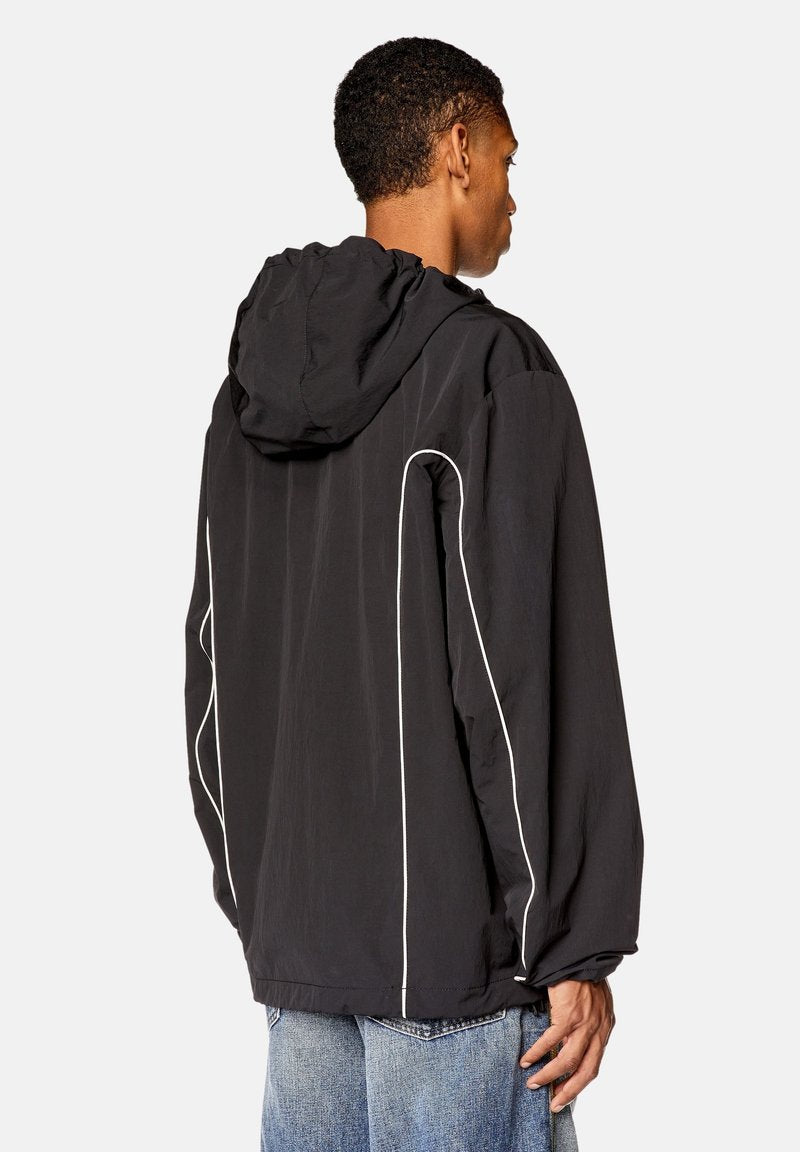Schwarze Kapuzenjacke mit weißen Paspeldetails, leichtes Material, lässiger Schnitt, lange Ärmel und gerader Saum, kombiniert mit blauen Jeans.