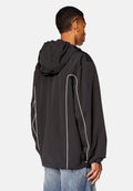 Schwarze Kapuzenjacke mit weißen Paspeldetails, leichtes Material, lässiger Schnitt, lange Ärmel und gerader Saum, kombiniert mit blauen Jeans.