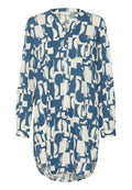 Blau-weiße Langarm-Tunika mit einem abstrakten geometrischen Muster, kragenlosem Design und geradem Schnitt mit abgerundetem Saum.