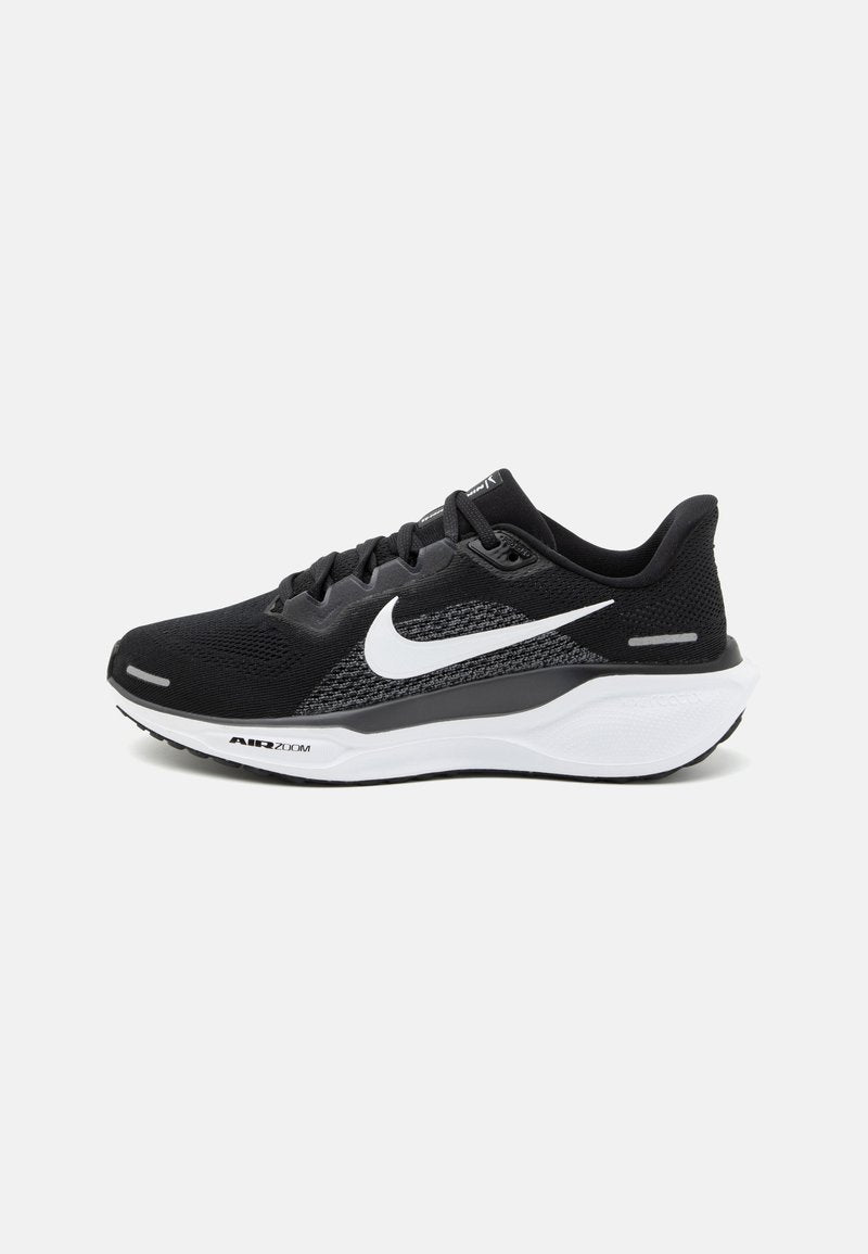Schwarzer Sportschuh mit einem Mesh-Obermaterial, einem weißen Nike Swoosh und einer weißen gepolsterten Sohle mit strukturierten Details.
