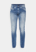 Blaue Jeans aus Denim mit einem abgenutzten Finish, fransigen Details, schmaler Passform und standardmäßigem Fünf-Taschen-Design.