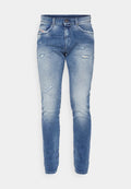 Blaue Jeans aus Denim mit einem abgenutzten Finish, fransigen Details, schmaler Passform und standardmäßigem Fünf-Taschen-Design.