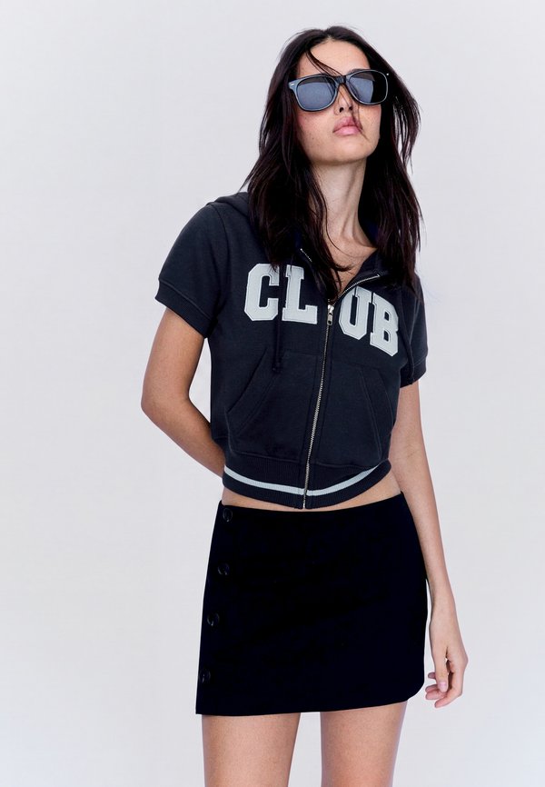 Bershka SHORT-SLEEVED HOODED ZIP-UP SWEATSHIRT - Zip-up sweatshirt - royal blue