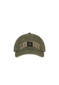 Olivegrüner Baseballcap mit "LES DEUX" Schriftzug in Beige bestickt und einem schwarzen Patch mit der römischen Zahl II auf der Vorderseite.