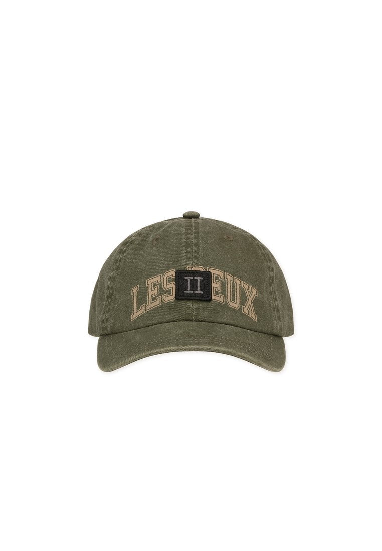 Olivegrüner Baseballcap mit "LES DEUX" Schriftzug in Beige bestickt und einem schwarzen Patch mit der römischen Zahl II auf der Vorderseite.