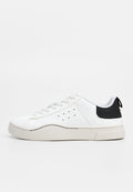 Weißer Ledersneaker mit beiger Gummisohle, schwarzem Fersenakzent, Schnürdesign und perforierten Seiten für Belüftung.