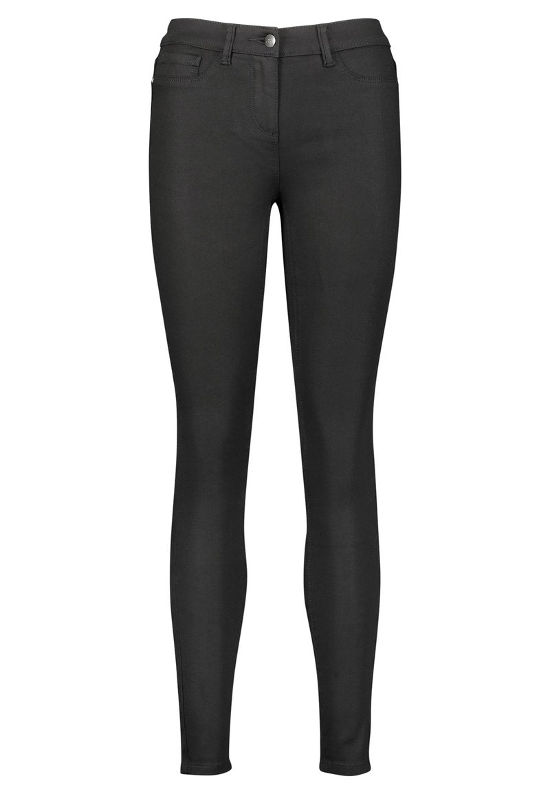 Schwarze Skinny Jeans aus Stretchdenim. Mit Knopfverschluss, Fronttaschen und einer glatten Textur. Figurbetonter Schnitt.