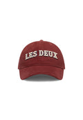 Bordeauxfarbene Baseballmütze aus Baumwolle mit gebogenem Schild. Mit gesticktem Text "LES DEUX" in Creme und Navy. Weiche Textur, verstellbarer Hinterriemen.