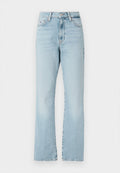 Hellblaue Jeans aus Denim mit geradem Bein, ausgestattet mit einem klassischen Fünf-Taschen-Design und einer Knopfleiste vorne.