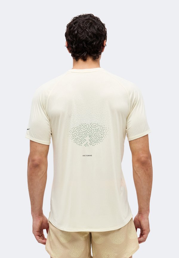 Nike Performance STRIDE - Sports T-shirt - coconut milk
