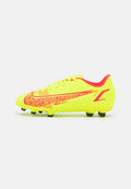 Helle gelbe Nike Mercurial Fußballschuhe mit roten Akzenten, schwarzen Stollen und einem Textdesign an der Seite, von der Außenseite gezeigt.