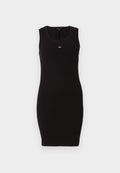 Schwarzes, ärmelloses Kleid mit taillierter Silhouette. Aus geripptem Stoff gefertigt, mit einem kleinen Logo auf der Brust und einem runden Ausschnitt.