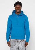 Blaues Hoodie mit einer Fronttasche, verstellbarem Kordelzug und gerippten Bündchen. Es hat ein Logo auf der Brust und einen mitteldicken Stoff.