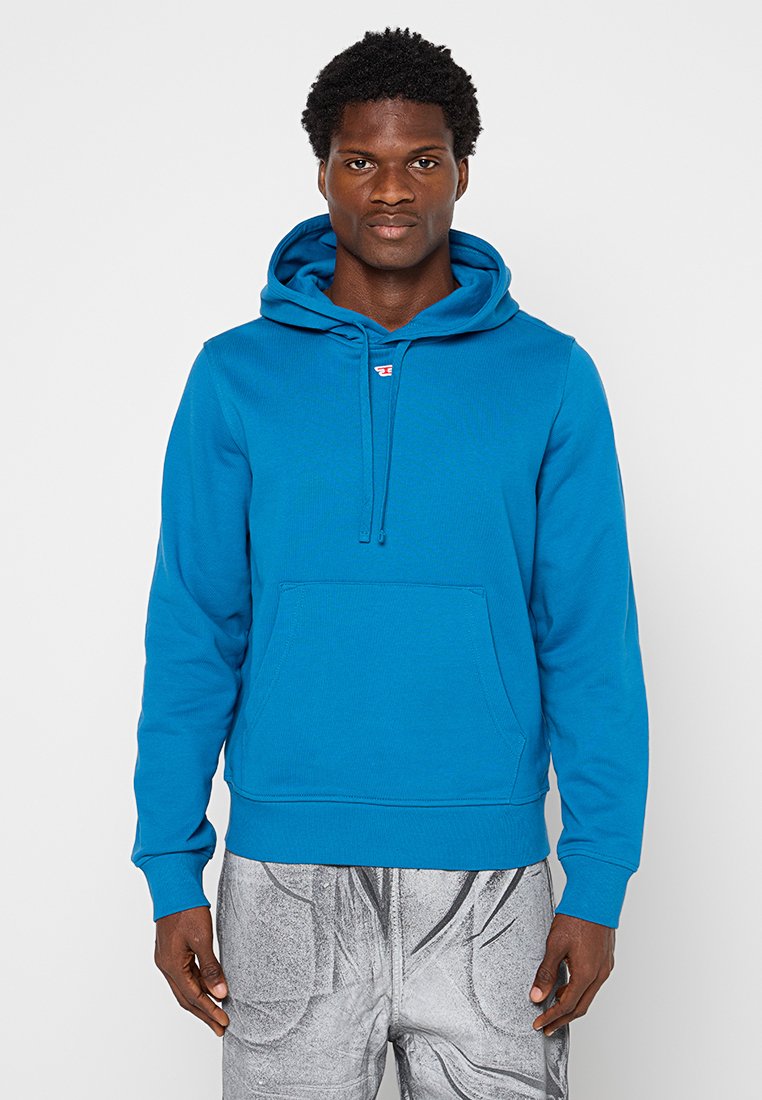Blaues Hoodie mit einer Fronttasche, verstellbarem Kordelzug und gerippten Bündchen. Es hat ein Logo auf der Brust und einen mitteldicken Stoff.
