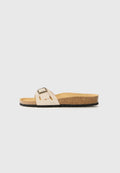 Riemchensandalette mit Korksohle und beigem Wildleder-Obermaterial, einem einzigen Riemen mit einer metallischen Schnalle und einer strukturierten schwarzen Gummisohle.