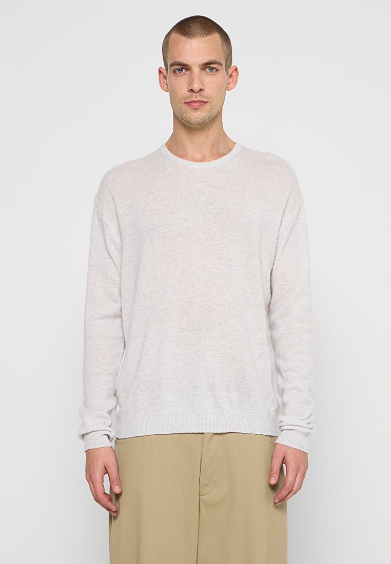 Hellgrauer, langärmeliger Pullover mit Rundhalsausschnitt und weicher Textur. Das Design ist schlicht mit gerippten Bündchen und Saum.