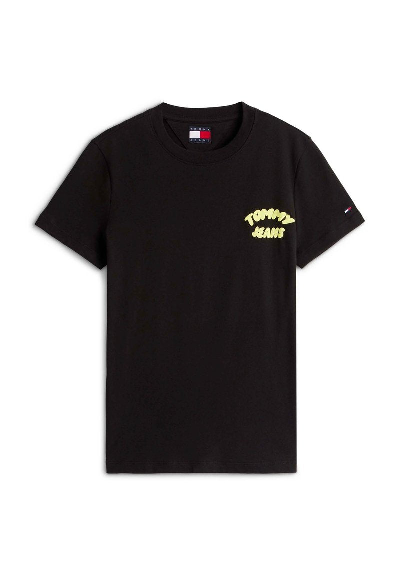 Schwarzes T-Shirt mit kurzen Ärmeln und Rundhalsausschnitt, mit gelbem "Tommy Jeans"-Schriftzug auf der Brust und kleinem Tommy Hilfiger-Flag am linken Ärmel.