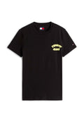 Schwarzes T-Shirt mit kurzen Ärmeln und Rundhalsausschnitt, mit gelbem "Tommy Jeans"-Schriftzug auf der Brust und kleinem Tommy Hilfiger-Flag am linken Ärmel.