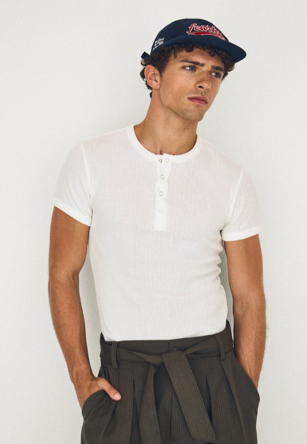 Bershka TEXTURED HENLEY - T-SHIRT - Basic T-shirt - white