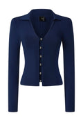 Marineblauer Langarm-Cardigan mit V-Ausschnitt, gerippter Textur und sechs metallischen Druckknöpfen in der Mitte vorne. Glatte Stoffoberfläche.