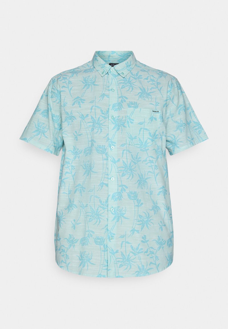 Kurzärmliges Button-Down-Hemd, hellblau mit floralem Muster, aus weichem Stoff, mit einem klassischen Kragen und einem Logo-Detail auf der Brust.