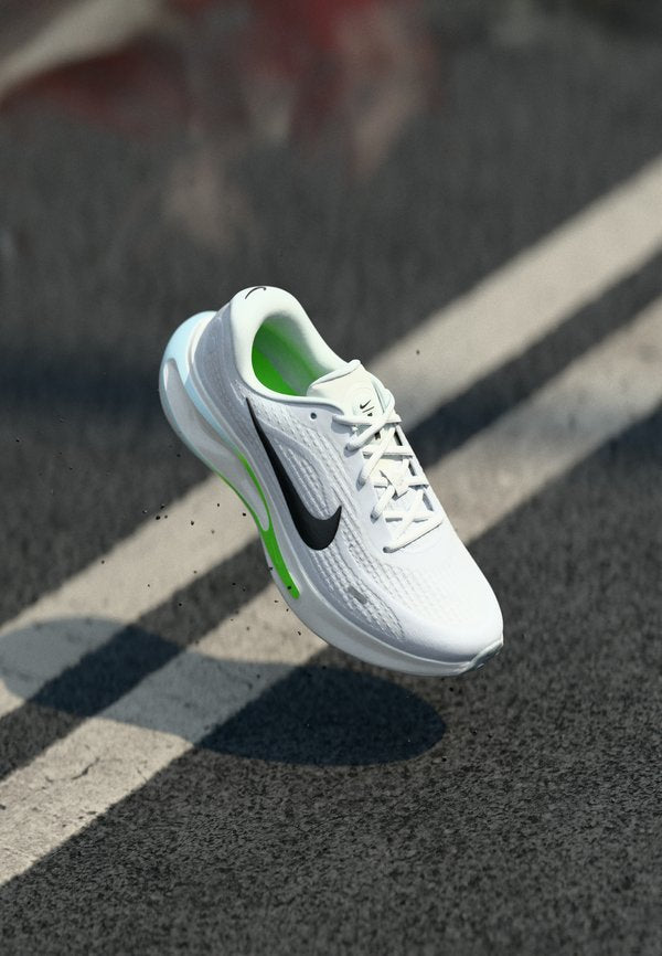Nike Performance JOURNEY RUN - Road running shoes - white/black/green strike/glacier blue/pure platinum-coloured/summit white