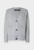 Grau gestrickte Strickjacke mit V-Ausschnitt, vier Knöpfen, zwei vorderen Taschen und geripptem Muster am Saum und an den Ärmelbündchen. Weicher Stofffinish.