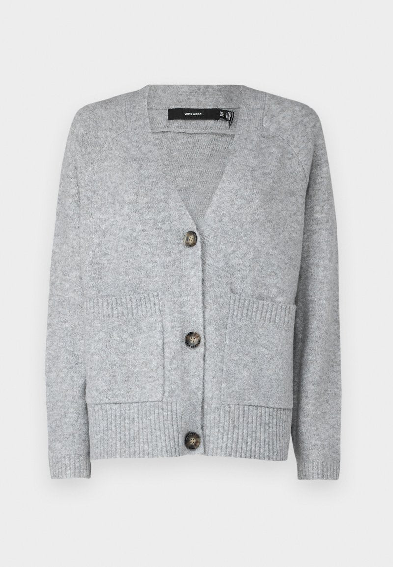 Grau gestrickte Strickjacke mit V-Ausschnitt, vier Knöpfen, zwei vorderen Taschen und geripptem Muster am Saum und an den Ärmelbündchen. Weicher Stofffinish.