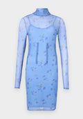 Blaues, blumiges Netzkleid mit langen Ärmeln, einem hohen Kragen und drei vertikalen Nähten für Designdetails. Es hat eine taillierte Silhouette.